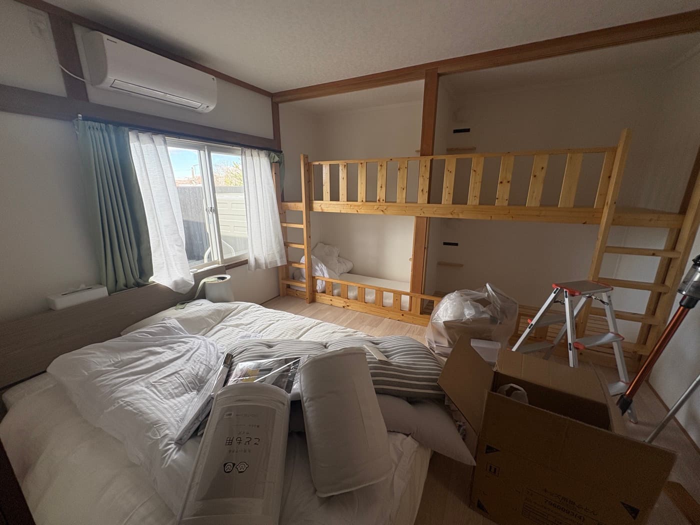 補正前:撮っただけの散らかった客室